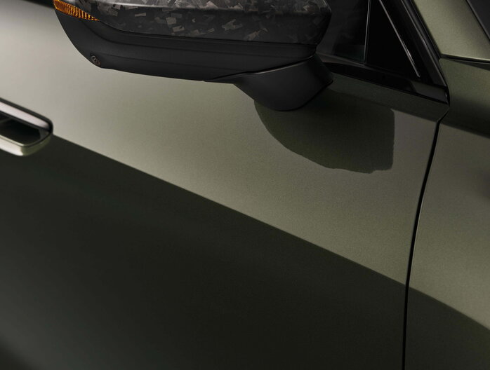 Detail van de aerodynamische, carbon buitenspiegelkap op de flanken van de Audi RS5.