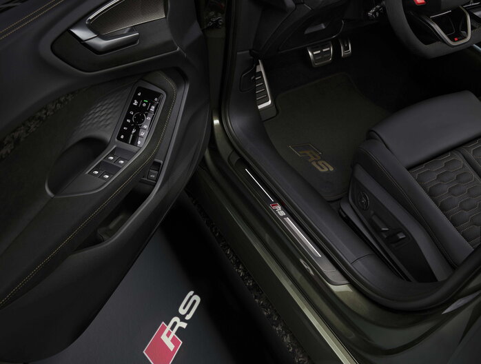 Detail van de verlichte RS-instaplijsten en de aluminium sportpedalen in de Audi RS5.