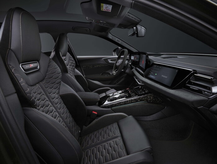 Het premium interieur van de nieuwe Audi RS5, met zicht op de RS-sportstoelen en digitale schermen.