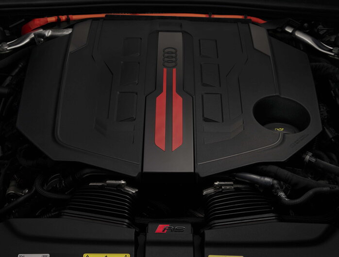 Het krachtige plug-in hybride motorblok van de nieuwe Audi RS5, voorzien van rode accenten.