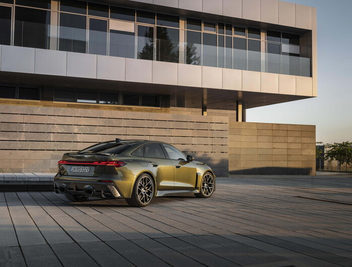 Zijaanzicht en achterkant van de Audi RS5 die de sportieve RS-velgen accentueert. Beschikbaar bij Groep Thoen.