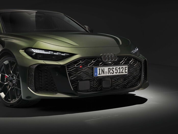 Detailopname van de grote luchtinlaten en voorbumper van de donkergroene Audi RS5.