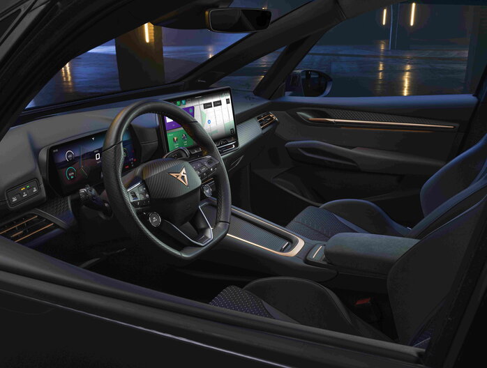 Interieur van de Cupra Born, met sportief stuurwiel, digitaal dashboard en infotainmentscherm.