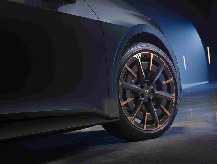 De Cupra Born met opvallende zwarte en koperkleurige sportvelgen en het Cupra-logo.