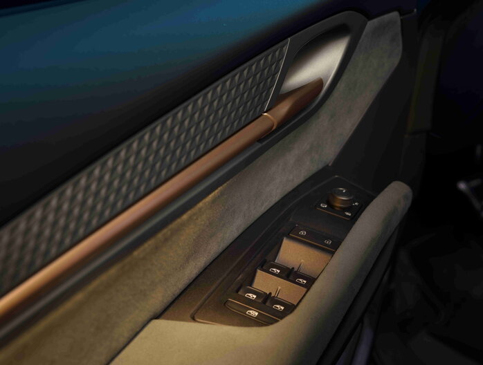 Cupra Born interieur met deurpaneel, bronzen handgreep en raambediening details voor een luxe uitstraling.