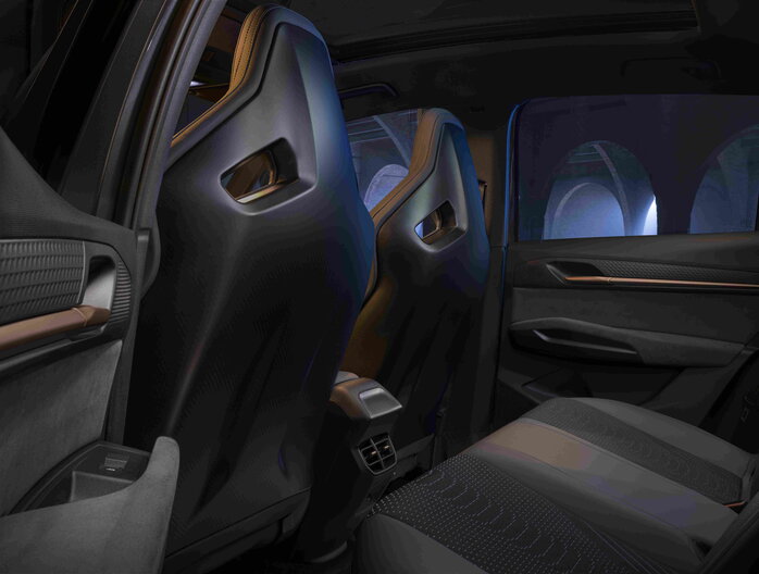 De Cupra Born toont zijn stijlvolle donkere interieur met sportieve kuipstoelen en bronzen details.