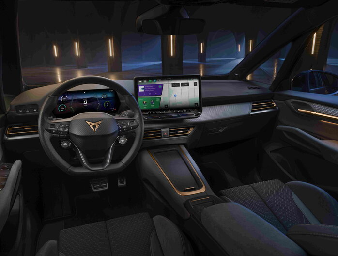 Sportief interieur van de CUPRA Born met zicht op het dashboard en het grote infotainment scherm
