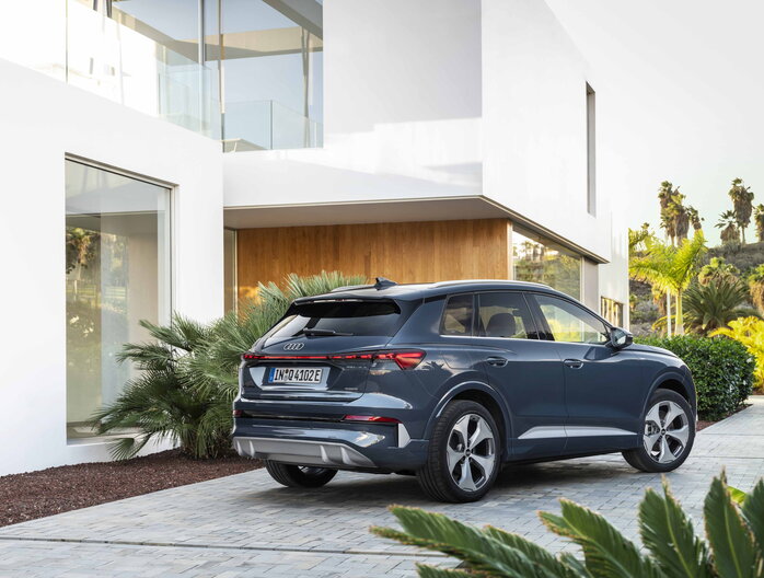 Audi Q4 e-tron achteraanzicht bij moderne woning