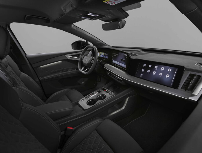 Luxe zwart lederen interieur van de Audi Q4 e-tron met geavanceerde digitale cockpit en MMI-touchscreens.