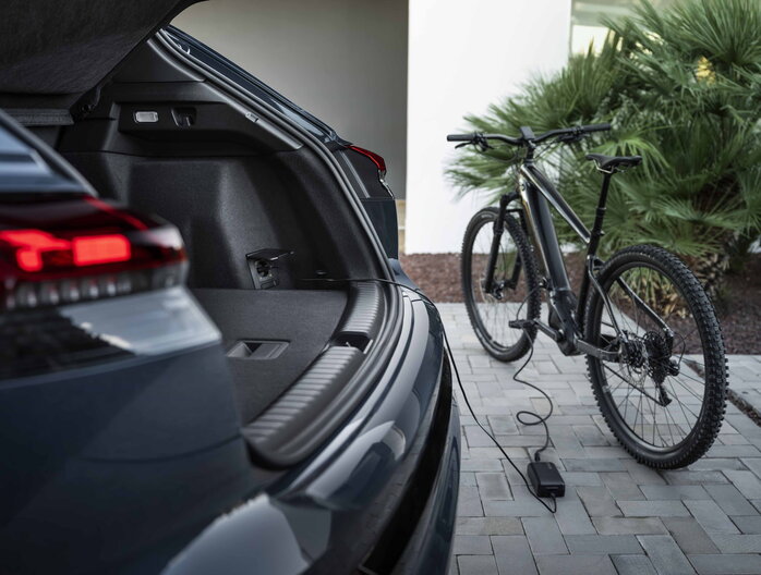 Koffer van Audi Q4 e-tron met open laadruimte en fiets