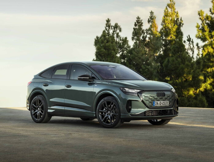 Zijaanzicht van een moderne donkergroene Audi Q4 e-tron Sportback SUV met zwarte velgen.