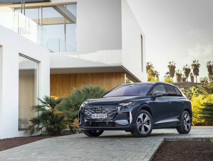 Audi Q4 e-tron vooraanzicht geparkeerd aan moderne woning