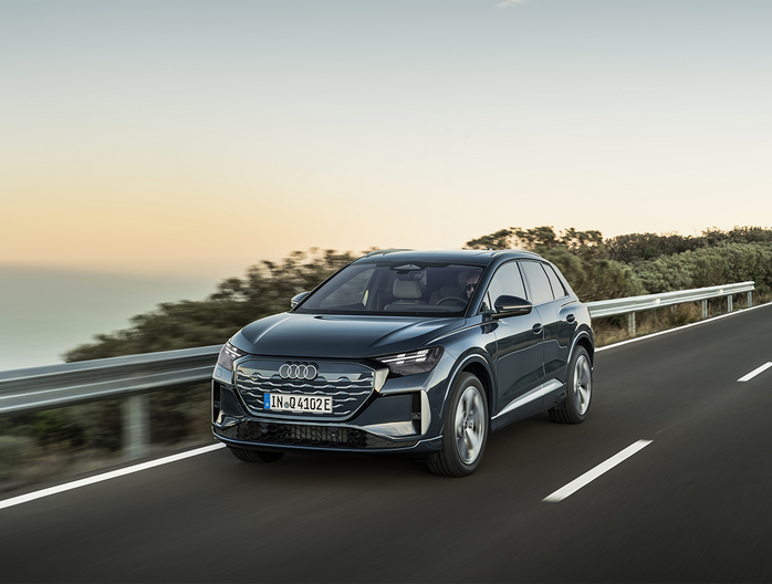 Blauwe Audi Q4 e-tron 2026 is aan het rijden op een snelweg