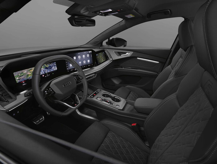 Modern Audi Q4 interieur met zwarte lederen stoelen en geavanceerde digitale schermen.