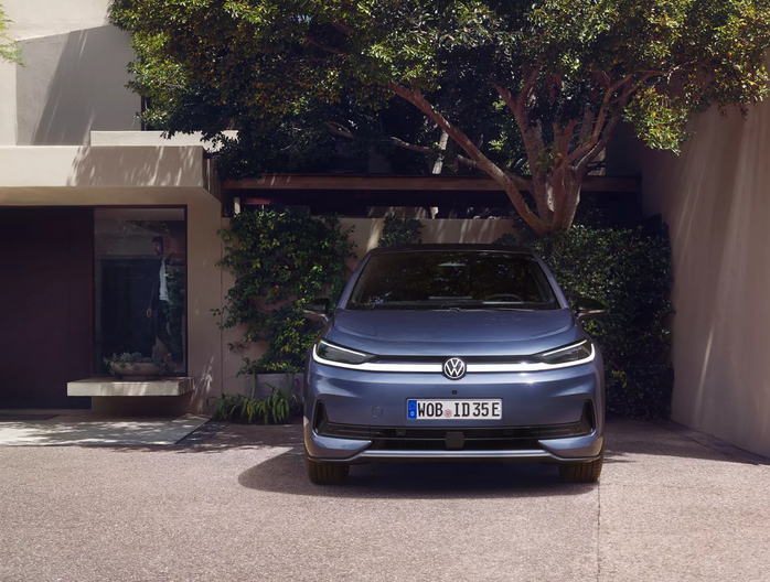 Volkswagen ID.3 Neo geparkeerd voor moderne woning in residentiële omgeving