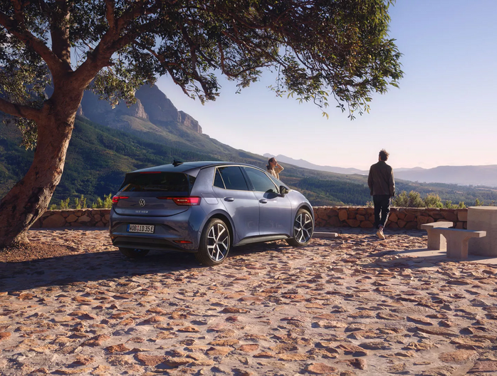Volkswagen ID.3 Neo met panoramisch uitzicht op bergen en natuur