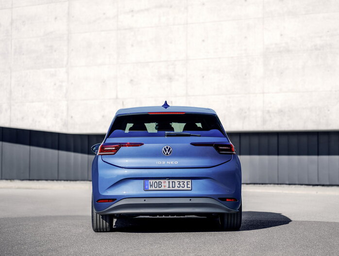 Achterzijde van de Volkswagen ID.3 Neo geparkeerd.