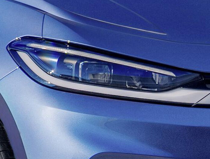 blauwe Volkswagen ID.3 Neo met een detailfocus op de koplampen