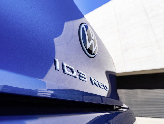 Detail van het Volkswagen ID.3 Neo logo op de carrosserie.