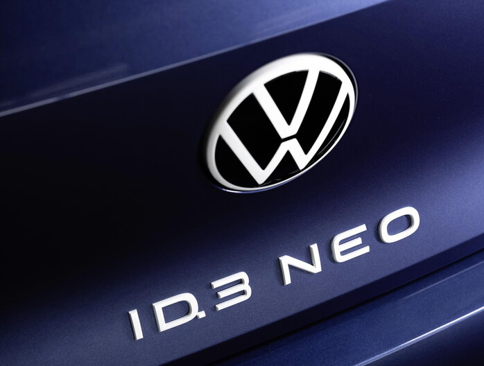 Close-up van het Volkswagen ID.3 Neo logo op de voorzijde.