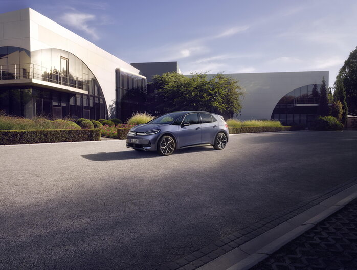 Volkswagen ID.3 Neo rijdend op de weg in een moderne omgeving.