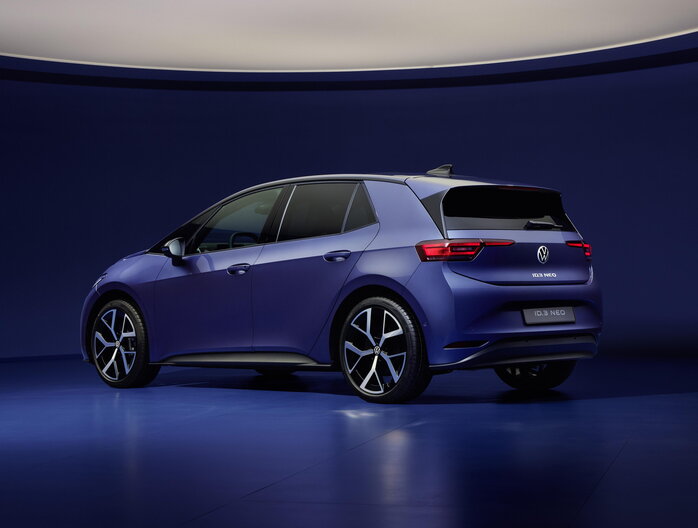 Achterzijde van de Volkswagen ID.3 Neo in studio.
