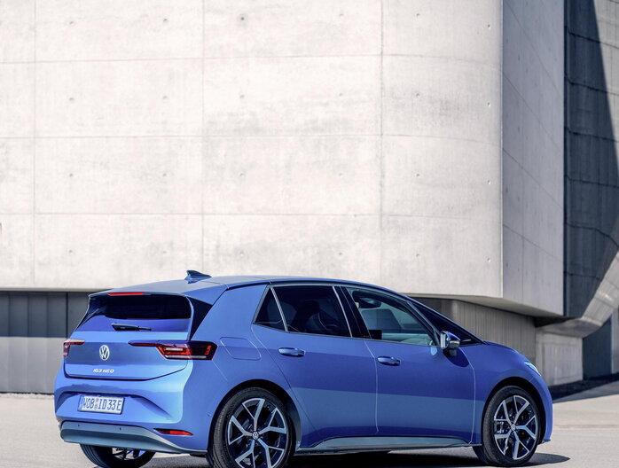 Zijaanzicht van de Volkswagen ID.3 Neo in blauwe kleur.