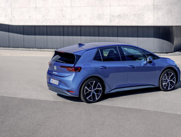 Volkswagen ID.3 Neo geparkeerd met zijaanzicht.
