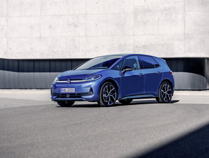 Volkswagen ID.3 Neo rijdend in zijaanzicht.