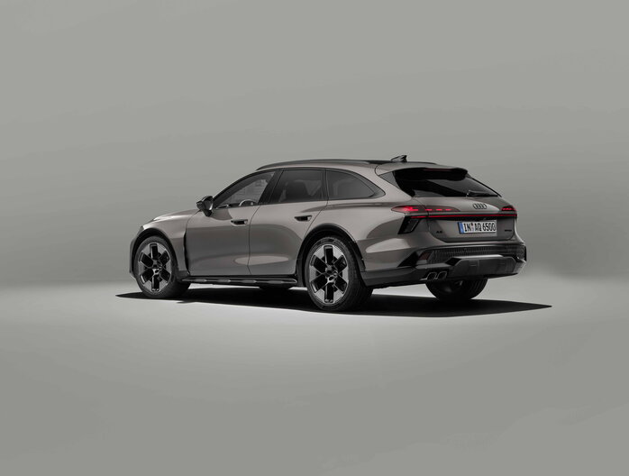 De Audi A6 Allroad in het grijs vanuit achter driekwart perspectief, toont robuustheid.