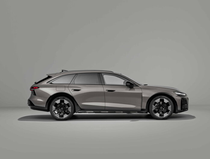Zijprofiel van de elegante grijze Audi A6 Allroad, klaar voor elk avontuur.