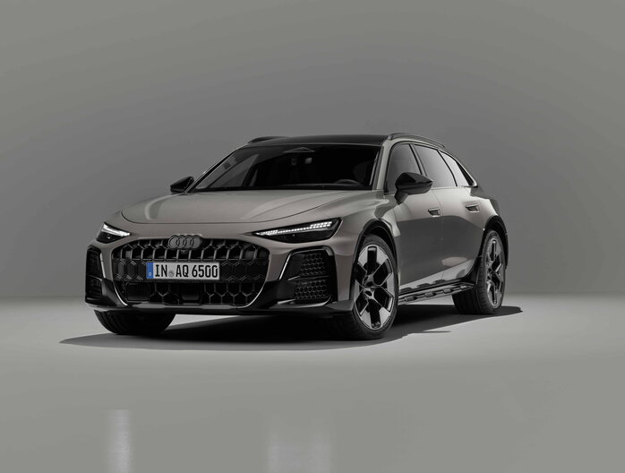 Grijze Audi A6 Allroad, dynamisch schuin voor-zij-aanzicht, elegante lijnen in studio.
