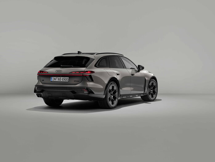 Uitnodigend achter driekwart perspectief van de stijlvolle grijze Audi A6 Allroad.