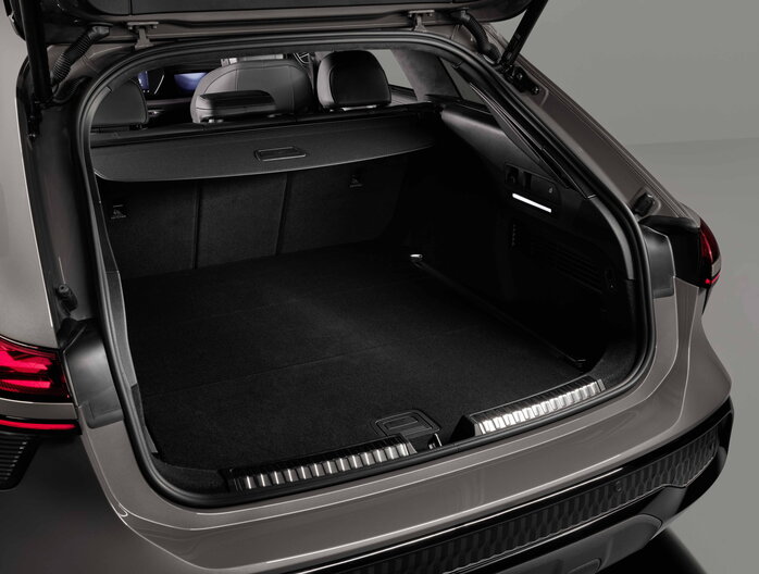 Ruime kofferbak van de Audi A6 Allroad met intrekbare bagagehoes voor veilige opslag.