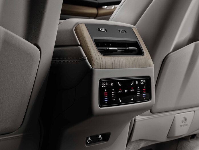 Audi Q7 achterbank klimaatregeling met houten accenten en USB-C laadpoorten.
