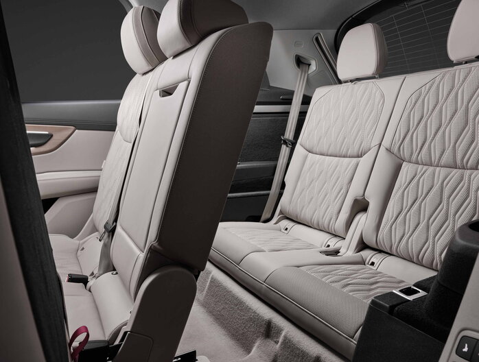 Gedetailleerd zicht op de derde rij stoelen in de Audi Q7 met beige leder.