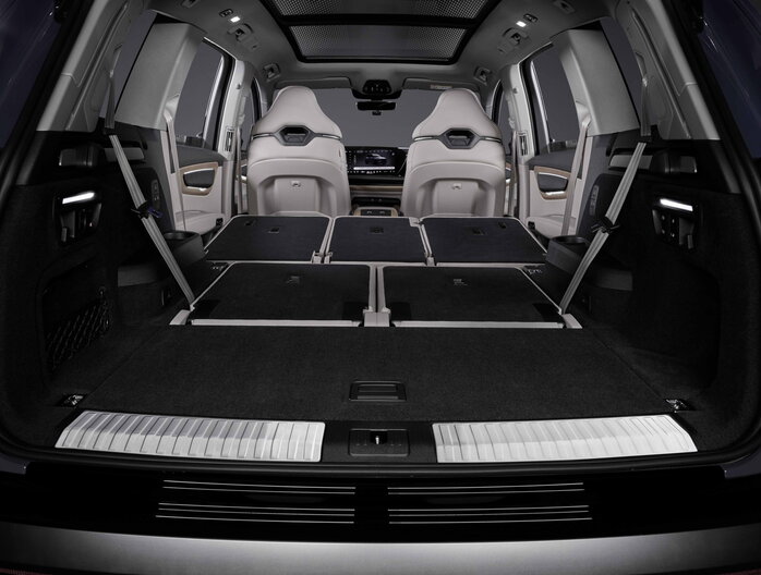 Een overzicht van de Audi Q7 kofferbak met alle achterstoelen volledig neergeklapt.