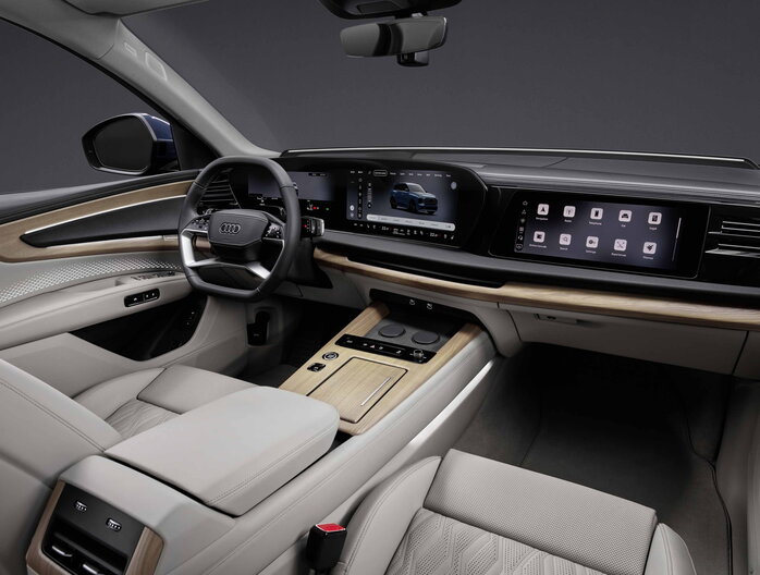 Audi Q7 interieur met lichtbeige lederen stoelen en een modern digitaal dashboard.