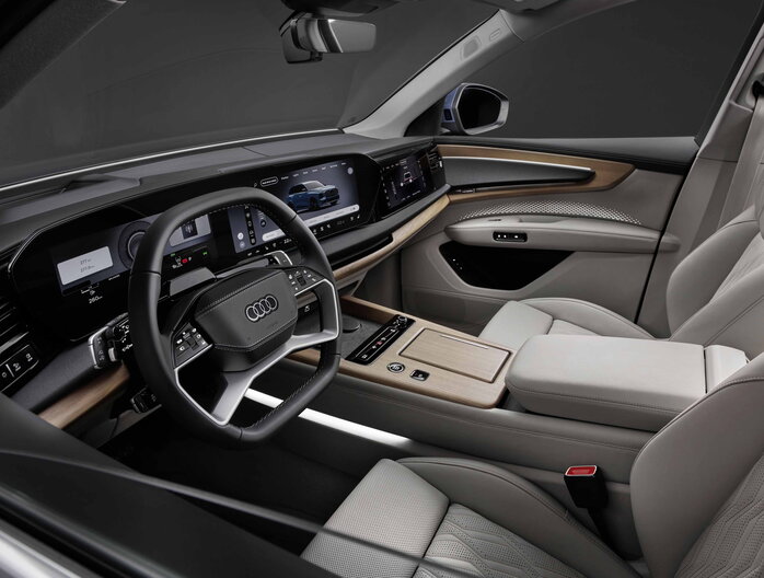 Breedbeeld van het stijlvolle Audi Q7 interieur met comfortabele beige stoelen.