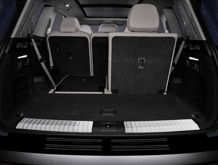 Ruime Audi Q7 kofferbak toont de derde rij stoelen neergeklapt voor meer ruimte.