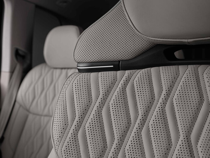 Luxe geperforeerde lichtgrijze lederen Audi Q7 stoelen met diamantstiksel en zonnedak.