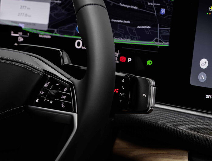 Audi Q7 stuurwiel met digitale cockpit en geÃ¯ntegreerd navigatiesysteem.