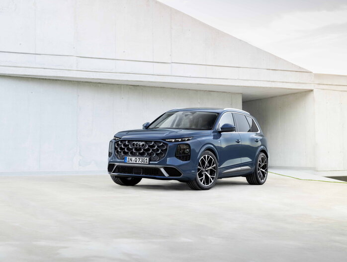 Stijlvolle petrolblauwe Audi Q7, voorkant en zijkant, pronkt met opvallende grille en koplampen.