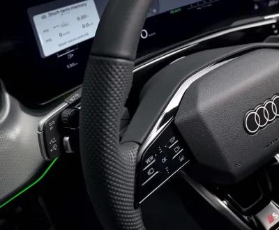 Close-up van het stuurwiel met Audi-logo en bedieningsknoppen