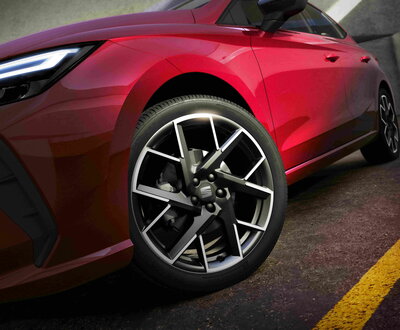 Rode Seat Ibiza met sportieve zwarte en zilveren velgen en heldere LED-koplampen.