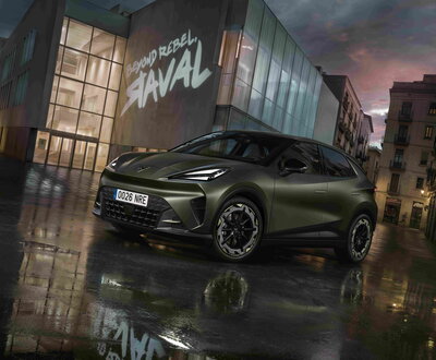 CUPRA Raval elektrische stadswagen in moderne urban setting met opvallend design