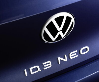 Close-up van het Volkswagen ID.3 Neo logo op de voorzijde.