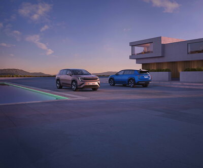 Škoda Peaq en Peak sportline bij zonsondergang naast een zwembad