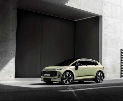 Nieuwe lichtgroene Audi A2 E-Tron toont futuristisch front en opvallende grille.