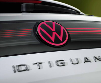 Volkswagen ID. Tiguan achterzijde roze logo